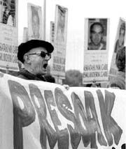 Un manifestante en San Sebastin pide a gritos la reubicacin de prisioneros de ETA en crceles cercanas al Pas Vasco 