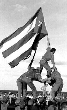 Soldados agitan una bandera cubana frente a la Seccin de Intereses de Estados Unidos, durante protestas populares contra la intencin de dejar al nio de seis aos bajo la custodia de familiares lejanos y no de su padre