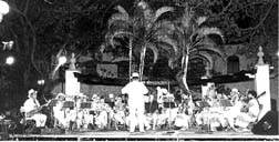 Integrantes de la Orquesta Tpica de Yukalpetn ofrecen su msica en Mrida, es decir, en el mismsimo corazn de la tradicional trova yucateca n Foto: Jos Aragn