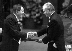 El autor de Mi siglo recibe su galardn de manos del rey Gustavo de Suecia n Foto: Tobias Rostluand/ Ap