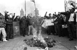 Policias auxiliares de la ciudad de Mxico queman un monigote en el Zcalo capitalino, en protesta por la falta de solucin a sus peticiones n Foto: Jos Antonio Lpez