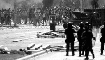 Al menos 50 heridos dej la accin policiaca, cuyos miembros se negaban a intervenir porque tampoco han recibido sueldos n Foto: Ap