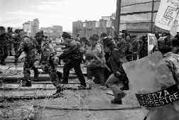 Indgenas intentan abrirse paso hacia el edificio del Congreso, sin que los militares los puedan detener. A la derecha, estampida castrense ante el avance de enojados manifestantes n Fotos: Ap