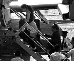 Katia aborda el avin rumbo a Chihuahua n Foto: Jos Carlo Gonzlez