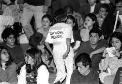 En grfica de archivo, integrantes del Consejo General de Huelga durante una de sus mltiples asambleas para discutir la situacin del conflicto que ha mantenido paralizada a la UNAM por ms de nueve meses n Foto: Cristina Rodrguez