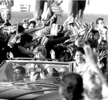 Una multitud acudi a recibir a Raquel Rodrguez y Mariela Quintana, abuelas del balserito, quienes llegaron a La Habana luego de permanecer una semana en Estados Unidos con la esperanza de recuperar al menor n Foto: Ap