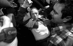 El abogado antiparista Othn Prez es llevado en vilo por sus seguidores, luego de encabezar una violenta incursin en el campus de la UNAM n Foto: Elizabeth Dalziel/Ap