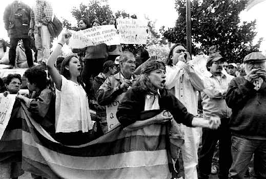 Protesta de miembros del CGH y familiares de los detenidos ayer en CU, frente a las oficinas de la PGR a un costado de la Plaza de la Repblica n Foto: Duilio Rodrguez