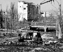 Dos soldados rusos se desplazan en vehculo por una zona de Grozny totalmente destruida por los bombardeos de la aviacin rusa y las tropas federales n Foto: Ap