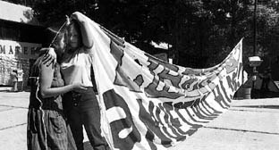 Miembros del CGH se saludan a las afueras del Reclusorio Norte, en donde permanecen en demanda de la libertad de sus compaeros presos n Foto: Francisco Olvera