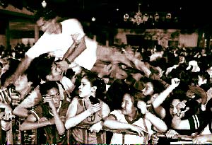 Los skaseros, insaciables, slamean las rolas del disco Venga la sentencia. Arriba, Manuel, el vocalista n Fotos: Jos Nez