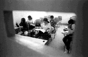 Alumnos del Colegio de Ciencias y Humanidades presentando exmenes extramuros en la preparatoria de Cuicuilco n Foto: Jernimo Arteaga