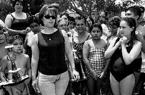 La jefa de Gobierno del Distrito Federal, Rosario Robles, visit la alberca del Parque Ecolgico de la ex refinera 18 de Marzo, que fue abierta ayer al pblico n Foto: Jos Nez