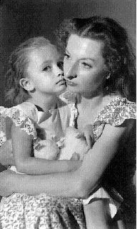 La pintora con Amaya Lizrraga, hija del exiliado espaol Gerardo Lizrraga, en la ciudad de Mxico, imagen incluida en Remedios Varo. Unexpected Journeys, libro de Kaplan