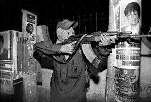 Presentacin de miembros de las Fuerzas Armadas Revolucionarias del Pueblo (FARP), en la ciudad de Mxico n Fotos: La Jornada