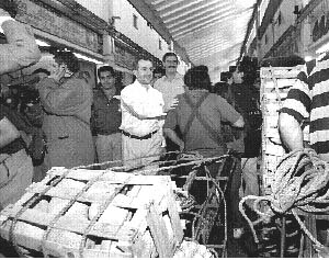 Recorrido de Vicente Fox y Santiago Creel por la Central de Abasto, quienes tuvieron que apresurar el paso ante la presin de los diableros n Foto: Guillermo Sologuren