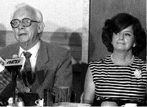 En una imagen de archivo, Heberto Castillo aparece en compaa de su esposa, Mara Teresa Jurez, quien ayer en un breve comunicado afirm que Cuauhtmoc Crdenas representa la coherencia poltica y los valores ticos, por lo que respalda su candidatura n Foto: Fabrizio Len