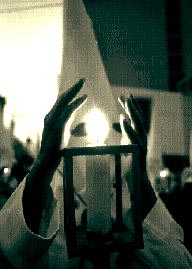 Nazarenos cubiertos con mscaras tipo Ku Klux Klan, en la Procesin del Silencio de San Luis Potos n Foto: Alberto Martnez