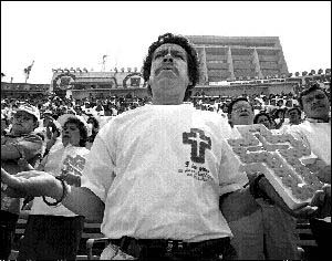 Albailes durante la misa celebrada ayer en el Estadio Azul  n Foto: Toms Bravo