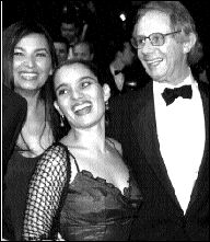 El director britnico Ken Loach, acompaado de las actrices mexicanas Pilar Padilla (al centro) y Elpidia Carrillo (a la  izquierda), a su llegada a la exhibicin de la cinta Pan y rosas, que compite por la Palma de Oro, en el Festival Cinematogrfico de Cannes n Foto: Reuters