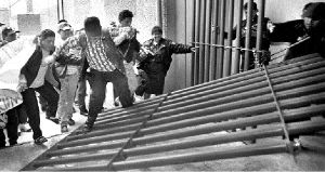 policias-enfrentamiento-4-jpg