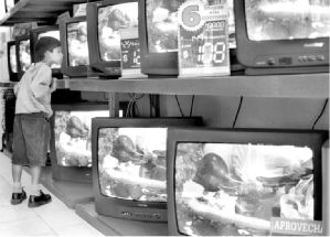 *nio-entre-televisiones