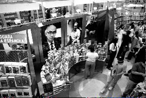 DE PASEO POR LOS STANDS