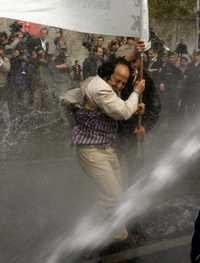 La policía turca dispersa una manifestación de trabajadores y sindicalistas convocada en Estambul, con motivo del primero de mayo