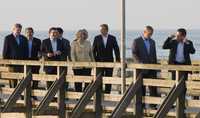 Los líderes de los países más industrializados caminan por un muelle de la ciudad alemana de Heiligendamm