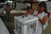 Casilla de votación instalada para la elección de diputados en Oaxaca, el domingo pasado, donde según el Inforep, el abstencionismo fue de 63.58 por ciento