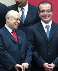 Guillermo Ortiz Mayagoitia, ministro presidente de la Suprema Corte, y Luis Carlos Ugalde, consejero presidente del IFE, ayer en el Palacio Nacional