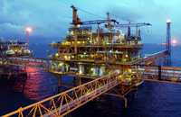 Vista de plataformas petroleras en la Sonda de Campeche, que lucían vacías tras el desalojo de personal que se realizó en previsión por el paso del huracán Dean