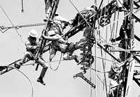 Trabajadores electricistas laboran en una torre de alta tensión Guillermo Sologuren