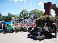 Habitantes de los barrios Santa Cecilia, Santuario, Camposanto y San Antonio, y de la colonia Niños Héroes, municipio de Tixtla, bloquearon la carretera federal Chilpancingo-Tlapa durante varias horas para exigir a los gobiernos estatal y municipal obras que eviten desbordamientos en la laguna Negra