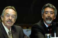 Los doctores René Drucker Colín, coordinador de la Investigación Científica de la UNAM, y Enrique Villa Rivera, director general del IPN, escuchan al senador Francisco Castellón, durante la presentación del libro La ciencia en la UNAM 2007