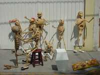 Varias figuras de calacas integran la propuesta estética y social, mediante creaciones de barrio con un esqueleto humano, que el grupo Los Olvidados presenta en la plancha del Zócalo capitalino, en el contexto del tradicional Día de Muertos