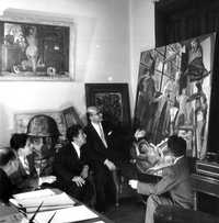 Hugo B. Margáin, David Alfaro Siqueiros y Raúl Anguiano revisan Lucila y los judas entregada como pago en especie