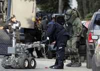 Integrantes del Agrupamiento Fuerza de Tarea de la Secretaría de Seguridad Pública local, con el apoyo de un robot antibombas, inician las maniobras para retirar los restos del explosivo detonado en avenida Chapultepec