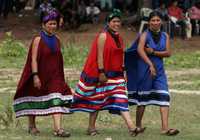 Mujeres guaraníes participan en una fiesta tribal en la localidad boliviana de Kuruyuki. La mayor población de esta etnia está diseminada a lo largo y ancho de Brasil y Paraguay, y en menor cantidad se les encuentra en la selva tropical de Bolivia y en el norte de Argentina