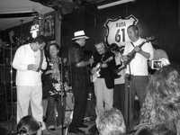 De izquierda a derecha: Tereso Vega (Son de Madera), Marta González (Grupo Quetzal de Los Ángeles), Billy Branch, Octavio Herrero (Señoritas de Avignon) y Ramón Gutierrez (Son de Madera), y aunque no se ven estaban los integrantes de Vieja Estación (Argentina)