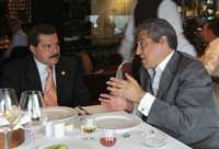 Víctor Valencia (izquierda) y Lino Korrodi se reunieron más de dos horas en un restaurante de Polanco. Las investigaciones a Fox fueron uno de los temas tratados