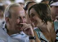 Mariela Castro, directora del Centro Nacional de Educación Sexual e hija de Raúl Castro, dialoga en La Habana con el líder del Parlamento, Ricardo Alarcón, durante la celebración del Día Mundial contra la Homofobia