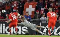 El suizo Hakan Yakin (izquierda) vence al guardameta portugués Ricardo, en un tiro penal que selló el triunfo y el despido de uno de los equipos anfitriones de la Eurocopa 2008