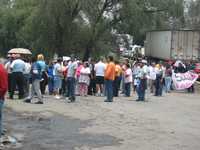 Más de 100 vecinos del fraccionamiento San Buenaventura, municipio de Ixtapaluca, estado de México, bloquearon este lunes la carretera federal México-Puebla para demandar que se reparen los daños que dejó un aguacero en más de 500 viviendas