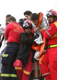 Tres excursionistas perdieron la vida y cinco resultaron heridos tras ser arrastrados por un arroyo en el municipio de Santiago, Nuevo León. Los sobrevivientes fueron rescatados en helicóptero por elementos de Protección Civil y trasladados a hospitales