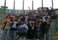 Integrantes de los grupos y Los Bohemios, en el estadio de CU, tras un encuentro de futbol americano La Jornada