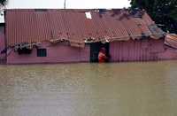 El Papaloapan, desbordado por las lluvias y los desfogues de la presa Miguel Alemán, sigue causando inundaciones en comunidades ribereñas, entre ellas Tlacotalpan, adonde llegaron elementos de la Armada de México, en previsión de una contingencia mayor
