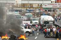 Bloqueo de la autopista México-Cuernavaca, a la altura de Tres Marías. Los maestros se retiraron del lugar luego de que autoridades del estado les prometieron que liberarán a todos los detenidos por la protesta contra la Alianza por la Calidad de la Educación