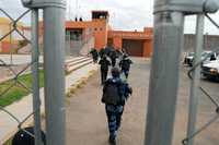 Unos 850 internos del penal de Cieneguillas se amotinaron cerca de las 4:30 horas del domingo. Al amanecer, efectivos municipales de Zacatecas y Guadalupe, policías estatales y de la Federal Preventiva, apoyados por militares, disolvieron la revuelta. Según el secretario de Gobierno, Carlos Pinto, los inconformes demandaban que no se interrumpieran los servicios de agua potable y elecrtricidad, que "normalmente no se han visto afectados"; sin embargo, las autoridades estatales no mencionaron la presunta tortura contra 16 internos. Tampoco dieron detalles sobre la operación policiaca ni sobre el número de lesionados